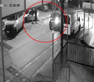 Kahvehane çıkışı 2 kişinin yaralandığı silahlı saldırı kamerada