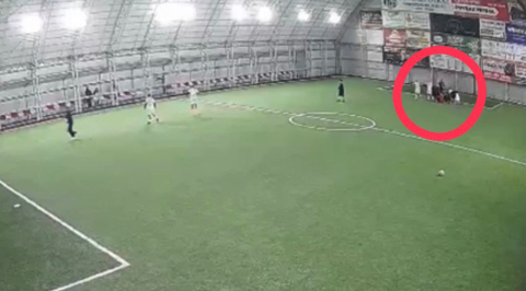 Halı sahada kalp krizi geçiren öğretmenin son anları kameraya yansıdı