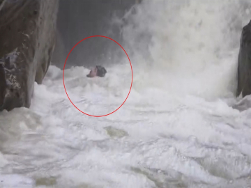 Su seviyesi yükselen dereden geçen dağcı yaşadıklarını anlattı