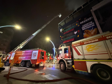İzmit’te 7 katlı binanın çatısında çıkan yangın söndürüldü