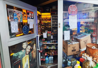 İçki fiyatlarını camlarına asan büfe işletmecisi hakkında tutanak