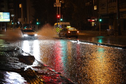 İzmir’de sağanak; cadde ve sokaklar göle döndü