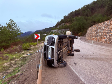 Otomobil ile hafif ticari araç çarpıştı; 2 yaralı