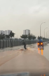 Adana’da su dolan caddede sörf yaptı