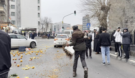 Diyarbakır’da seyyar satıcılarla, tezgahlarını alan zabıta ekipleri arasında gerginlik