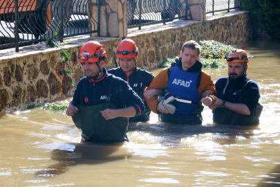 Antalya'da kuvvetli yağış 7 ilçede hasara neden oldu, mahsur kalan hayvanlar kurtarıldı (4)
