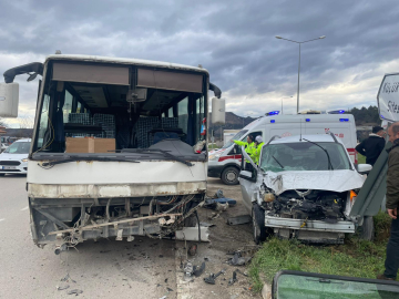 Hafif ticari araç ile midibüs çarpıştı: 6 yaralı