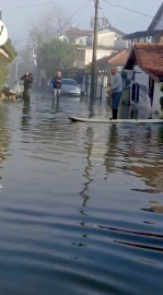 Muğla'da göle dönen yolda kano ile ilerledi