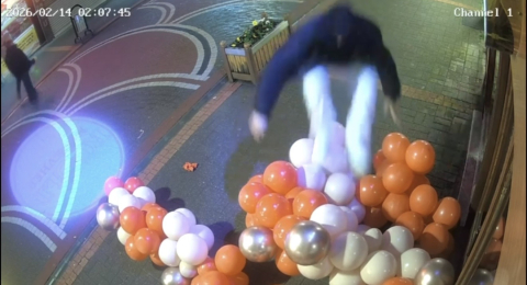 Sevgililer Günü süslemesi için asılan balonlara zarar verdi; o anlar kamerada