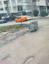 Taksinin park halindeki otomobile çarptığı kaza kamerada