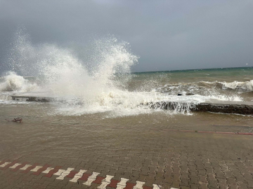 Çanakkale'de fırtınada ağaçlar devrildi, balkon duvarı yıkıldı (2)