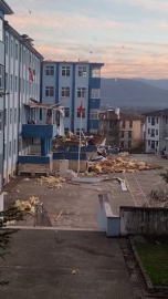 Düzce'de şiddetli rüzgar lisenin çatısını uçurdu; eğitime yarın ara veridi