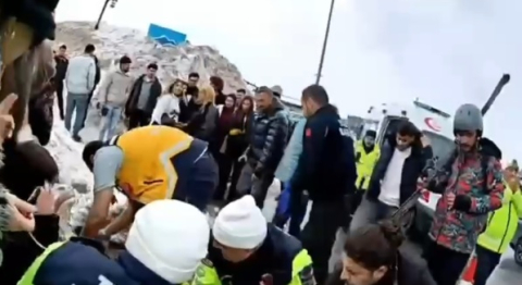 Erciyes’te aracında fenalaşan kadın sürücüye jandarma müdahale etti