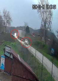 Virajda sollama kazası kamerada; 3 yaralı