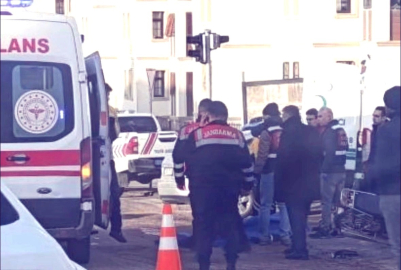 Otomobilin çarptığı motosiklet sürücüsü öldü