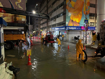 İzmir’de sağanak; cadde ve sokaklar göle döndü, sürücüler zor anlar yaşadı (2)