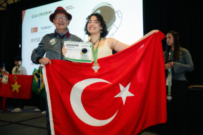 Hataylı lise öğrencisi Ayşe Naz, ABD'deki bilim olimpiyatında dünya birincisi oldu