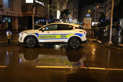 İzmir’de sağanak; cadde ve sokaklar göle döndü, sürücüler zor anlar yaşadı (4)