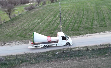 Oto kurtarıcı üzerine yerleştirdiği dev buketle evlilik teklifi etti