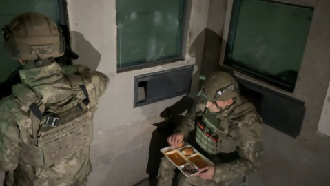 Mehmetçik, ilk iftarını yaptı