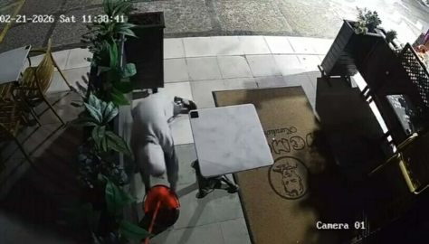 Yanındaki çocuğa dükkanın önündeki paspas ve kovayı çaldırdı; o anlar kamerada