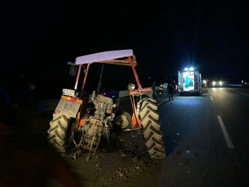 Adana’da otomobilin çarptığı traktör ikiye ayrıldı: 1'i ağır 6 yaralı