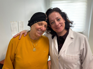 Bir gecede ses telleri felç olan anneyi doktor kızı iyileştirdi