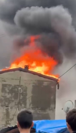 İstanbul - Başakşehir'de 3 katlı binanın çatısı alev alev yandı