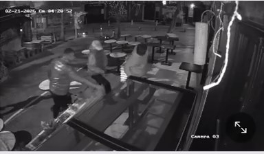 İstanbul- Kadıköy'de kafe önüne bırakılan çilekleri tadına bakıp çaldılar