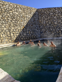 Off-road ekibi, kışın ortasında 50 derece sıcaklıktaki kaplıcada yüzdü