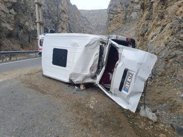 Hakkari-Çukurca kara yolunda minibüs takla attı: 1’i ağır 4 yaralı