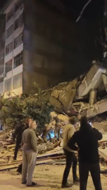 Ağır hasarlı bina, yıkım sırasında çöktü