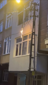 İstanbul - Şişli’de elektrik direğindeki patlamalar kamerada