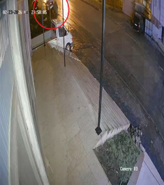 Yolda bayır aşağı kayan otomobil, elektrik direğine çarptı; anne ve oğlu yaralı