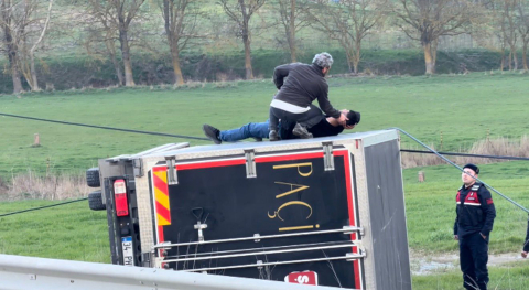 İstanbul- Arnavutköy’de kamyonet tarlaya uçtu: 2 kişi hafif yaralandı