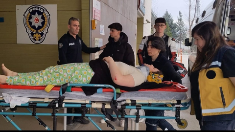 Eşi kapıyı kırıp eve girince, ikinci kat balkonundan atlayan kadın yaralandı