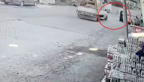 Kamyonetin kasasının açılan kapağı, yayaya çarptı
