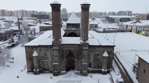 Erzurum kara teslim; yollar kapandı