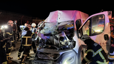 Kamyonet park halindeki TIR’a çarptı; sıkışan yolcu ağır yaralandı