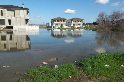 Balıkesir'de sağanak; rögarlar taştı, su birikintileri oluştu