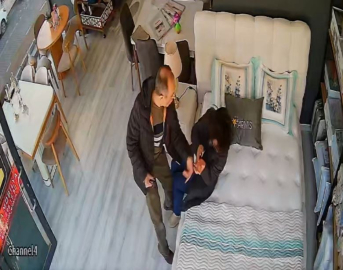 Öğretmenin eşini iş yerinde darbettiği anlar kamerada