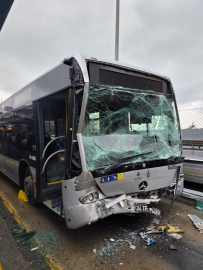 İstanbul - Avcılar'da iki metrobüs çarpıştı: 5 yaralı / Geniş haber -ek görüntü