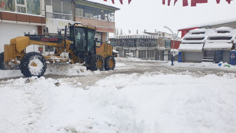 Van'da kardan 390 yerleşim yerinin yolu kapandı, okullar tatil edildi (2)
