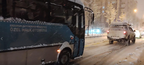 Erzurum'da kar yağışı etkili oldu; araçlar kara gömüldü (2)