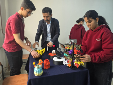 Liseliler, okulda kullanmayı öğrendikleri 3D yazıcıyla üretim yapıp aile bütçelerine katkı sağlıyor