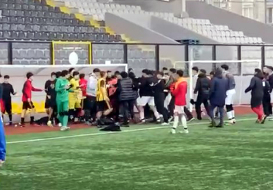 İstanbul - Avcılar’da amatör maç sonrası futbolcuların tekmeli yumruklu kavgası kamerada