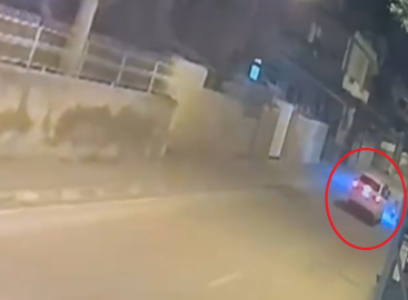 Aniden yola koşan çocuğa otomobilin çarptığı kaza kamerada