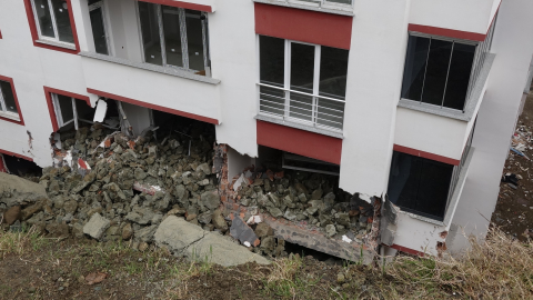 Trabzon’da istinat duvarı çöktü, 2 daire hasar gördü