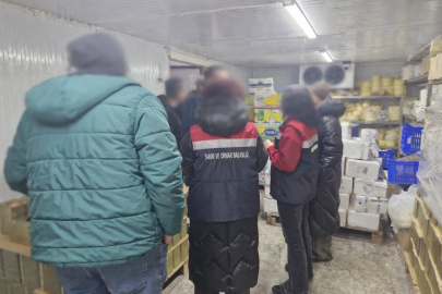 Rize’de bir depoda mevzuata ve tüketime aykırı 9 ton 750 kilo gıdaya el konuldu