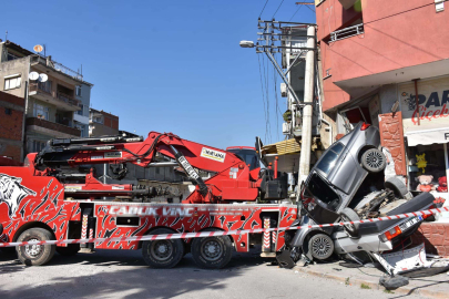 Rampada geri kayan vinç, 2 otomobili ezip, aydınlatma direği ile iş yerine çarptı